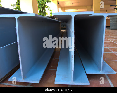 Fila di acciaio corrosi travi a I poli Foto Stock