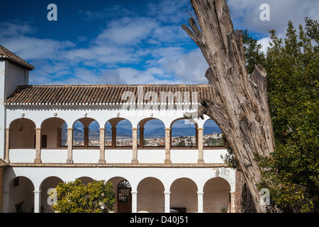 Galleria arcuata windows del Sud Pavillon del Generalife nel complesso Alhambra Foto Stock