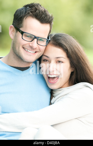 Ritratto di giovane coppia felice di trascorrere del tempo insieme all'aperto. L uomo e la donna a ridere e divertirsi. Amore romantico e relazione Foto Stock