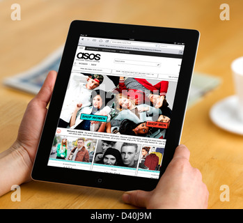 Il famoso shopping on line sito Asos.com visualizzati su una quarta generazione di Apple computer tablet iPad Foto Stock