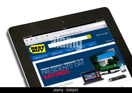 Shopping online su Best Buy website, visti su un iPad 4 Foto Stock