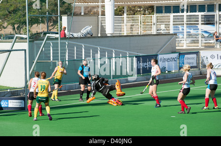 Sud Africa v Inghilterra Ladies partita di hockey su ghiaccio presso lo Stadio Hartleyvale Cape Town sa attaccare l'obiettivo inglese Foto Stock