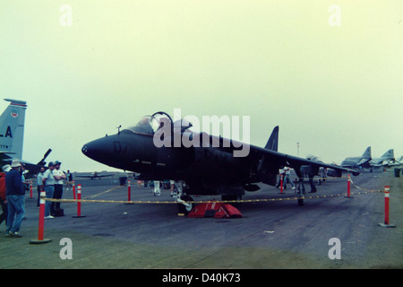 L'Hawker Siddeley AV-8A Harrier è un velivolo a decollo e atterraggio (V/STOL) di progettazione britannica. Fu utilizzato dalla Royal Navy e dal United States Marine Corps negli anni '1970 per ruoli di attacco al suolo e superiorità aerea, nota per la sua capacità di decollare e atterrare verticalmente. Foto Stock