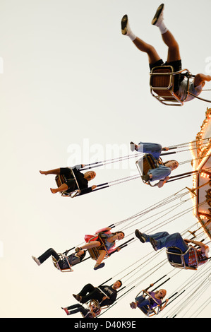 Per coloro che godono di una corsa su una Fairground Ride Foto Stock