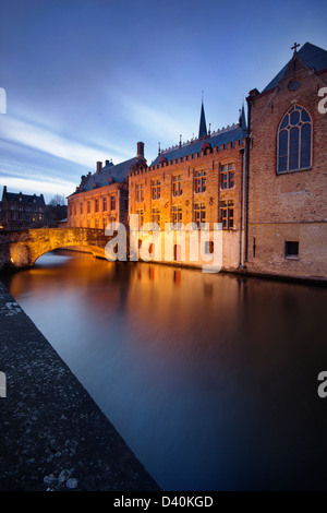 Belle vecchie case e un ponte riflessa nei canali carismatico da Bruges (Brugge) - Belgio. Foto Stock
