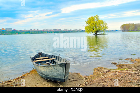 Barca sulla riva del Danubio Foto Stock