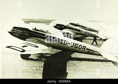 L'Heinkel He 70, inizialmente progettato come aereo passeggeri, fu riutilizzato durante la seconda guerra mondiale come aereo da ricognizione e corriere. Giocò un ruolo notevole nelle operazioni militari tedesche durante le prime fasi della guerra. Foto Stock