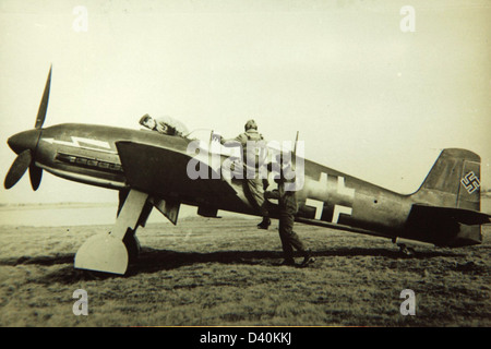 L'Heinkel He 100 era un aereo da caccia tedesco della seconda guerra mondiale che era noto per il suo design avanzato e le capacità ad alta velocità. Nonostante sia stato messo in ombra da altri aerei, ha dimostrato una notevole efficienza aerodinamica ed è stato utilizzato per vari voli di prova. Foto Stock