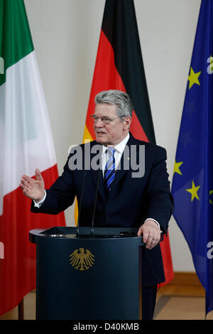 Berlino, Germania. Il 28 febbraio 2013. Il Presidente della Repubblica Italiana Giorgio Napolitano e il Presidente tedesco Joachim Gauck dare una conferenza stampa dopo la riunione presso il Palazzo Bellevue a Berlino. Nella foto: Il presidente tedesco Gauck Joackim in conferenza stampa. Credito: Reynaldo Chaib Paganelli/Alamy Live News Foto Stock