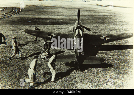 L'Heinkel He 100 era un aereo da caccia tedesco sviluppato negli anni '1930, notevole per la sua velocità e l'aerodinamica avanzata. Era uno dei velivoli più veloci del suo tempo, ma ha visto un uso operativo limitato. Foto Stock