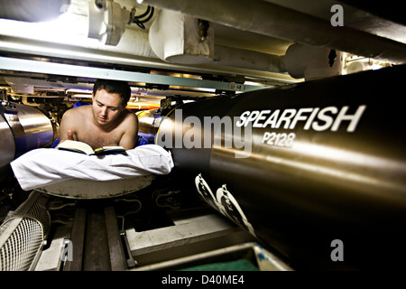 Uomo in cuccetta con siluri in sommergibile nucleare HMS Talent Foto Stock