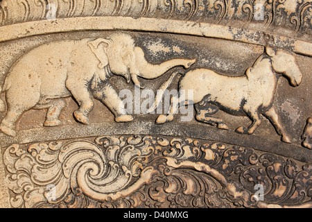 A caccia di elefanti cavallo su una Pietra di luna, Mahasena's Palace, Anuradhapura, Sri Lanka Foto Stock