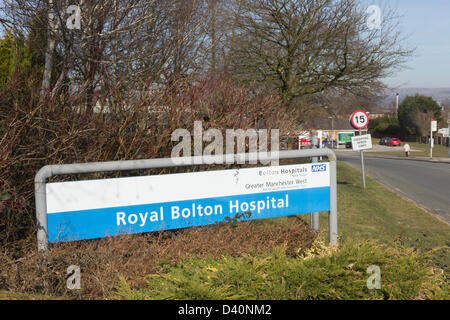 Royal Bolton Hospital,Lancashire. Il 28 febbraio 2013. Segno in modo Redgate entrata. Il Royal Bolton Hospital è sotto inchiesta per quanto riguarda 800 registrati decessi da setticemia nei 13 mesi fino ad aprile 2012, 4 volte superiore rispetto a quello atteso in un analogo NHS Trust. Le informazioni fornite a Bolton NHS Foundation Trust mette in evidenza i potenziali discrepanze nel modo in cui il Trust ha codificato le informazioni sulla mortalità. Credito: Giuseppe Clemson / Alamy Live News Foto Stock