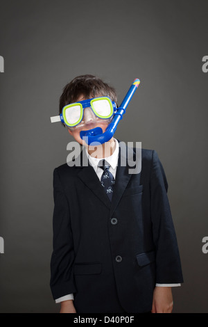 Ragazzo tuta da indossare giacca e snorkeling maschera Foto Stock