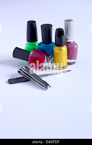 Colorate per unghie di bottiglie con un file e clippers su sfondo bianco Foto Stock