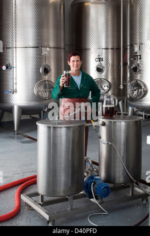 Femmina Master Brewer alla birreria Hogsback Foto Stock