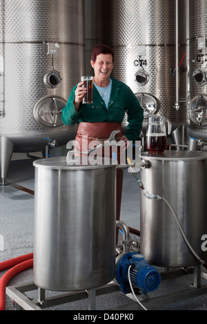 Femmina Master Brewer alla birreria Hogsback Foto Stock