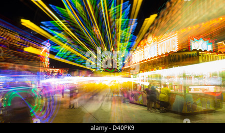 Carnival giostre di notte che mostra il movimento sfocata a festa italiana a Venezia Florida Foto Stock