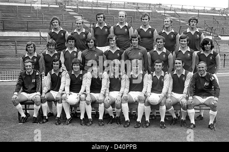 Squadra di football Aston Villa 1971. Top ROW Jimmy Brown, Ray Greydon, Lew Chatterley, Andy Lochhead, Malcolm Beard, Dave Gibson, Mick Wright. Media fila Dave Rudge, Lionel Martin, Charlie Aitken, Geoff Crudgington, Fred Turnbull, Tommy Hughes, George Curtis, Bruce Rioch, Willie Anderson. Prima fila Vic Crowe, Brian Tiler, Harry Gregory, Pat McMahon, Chico Hamilton, Neil Rioch, Keith Bradley, Geoff Vowden, Ron Wylie. Foto Stock