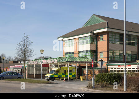 Royal Bolton Hospital,Lancashire. Il 28 febbraio 2013. Incidente e ingresso di emergenza con un ambulanza parcheggiato all'esterno. Foto Stock