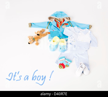 Blue boy abbigliamento per bambino isolato su sfondo bianco. Si tratta di un ragazzo! Foto Stock