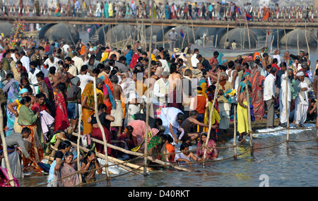 Pellegrini indù bagnarsi sulle rive del Sangam, alla confluenza dei fiumi Santo Gange, Yamuna e del mitico Saraswati. Foto Stock