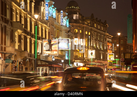 Cuore di Londra di Theatreland, Shaftesbury Avenue: lirica, Apollo, Gielgud, Queens teatri con il taxi in primo piano Foto Stock