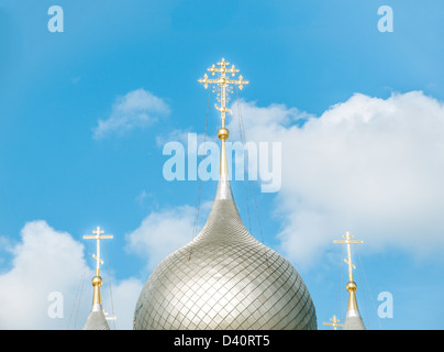 Splendido edificio storico. Round cupole e torri bianche della chiesa ortodossa. Luminoso cielo blu con nuvole bianche a sfondo. Foto Stock