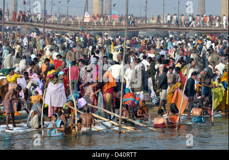 Pellegrini indù di prendere il bagno sulle rive del Sangam, alla confluenza dei fiumi Santo Gange, Yamuna e del mitico Saraswati, Foto Stock