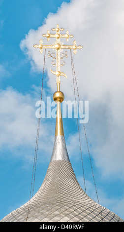 Splendido edificio storico. Round cupole e torri bianche della chiesa ortodossa. Luminoso cielo blu con nuvole bianche a sfondo. Foto Stock