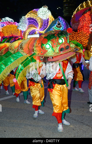 Fantoccio di insetti - i festaioli e sfilata dei partecipanti per la Chingay Parade di Singapore a Anno Nuovo Cinese Foto Stock