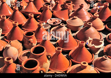 Gli ingredienti di base di una tagine di terracotta in vendita nei souk della medina di Marrakech, Marocco Foto Stock