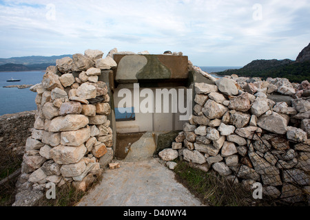 Bunker militare affacciato sul porto di Kastellorizo ad appena tre miglia dalla costa della Turchia Foto Stock