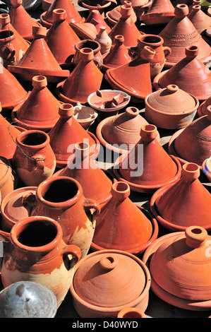 Gli ingredienti di base di una tagine di terracotta in vendita nei souk della medina di Marrakech, Marocco Foto Stock