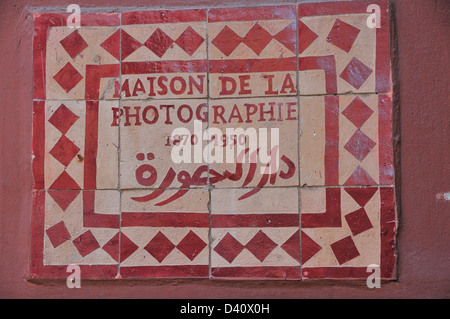 La placca al di fuori del Museo Fotografico (Maison de la Photographie) nella Medina di Marrakech (Marrakech), Marocco Foto Stock
