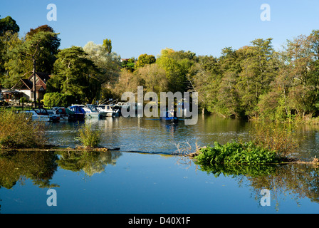 Barca stretta sul fiume Avon, Saltford Weir, Saltford vicino Bath, Somerset. Foto Stock