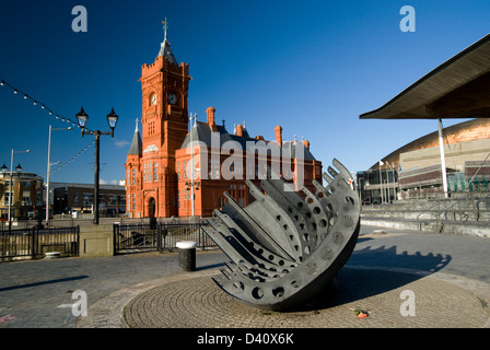 Edificio Pierhead e scultura memoriale per i marittimi uccisi durante la seconda guerra mondiale per la baia di Cardiff Galles u k Foto Stock