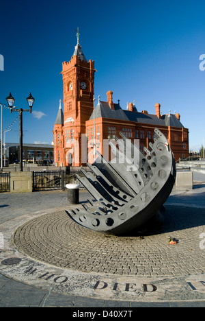 Edificio Pierhead e scultura memoriale per i marittimi uccisi durante la seconda guerra mondiale per la baia di Cardiff Galles u k Foto Stock