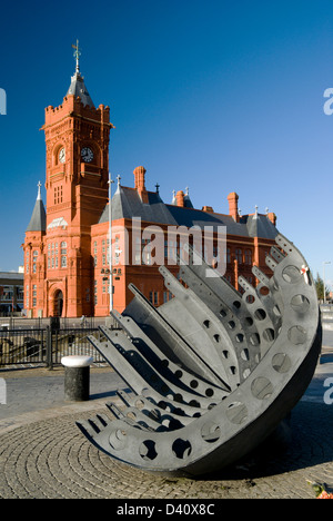 Edificio Pierhead e scultura memoriale per i marittimi uccisi durante la seconda guerra mondiale per la baia di Cardiff Galles u k Foto Stock