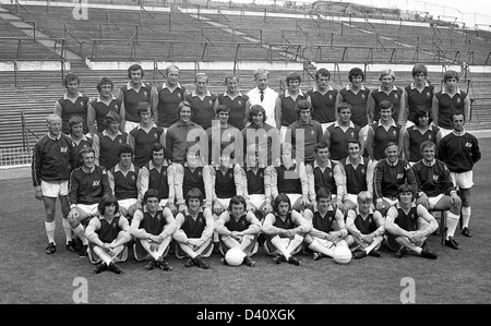 Squadra di calcio Aston Villa 1971. Top ROW Malcolm Beard, Jimmy Brown, Lew Chatterley, Andy Lochhead, Ray Greydon, Dave Gibson, Mick Wright, Paul Child, John Gidman, Greg Fellows, Neil Dyer, Roy Stark. Seconda fila Dave Rudge, Lionel Martin, Fred Turnbull, Jake Findlay, Geoff Crudgington, Tommy Hughes, George Curtis, Bruce Rioch, Willie Anderson. Prima fila Vic Crowe, Charlie Aitken, Brian Tiler, Harry Gregory, Pat McMahon, Chico Hamilton, Neil Rioch, Keith Bradley, Geoff Vowden, Ron Wylie, Frank Upton. Brian Little, Doug George, Brian Melling, Bobby McDonald, Mike Brady, Dave SM Foto Stock