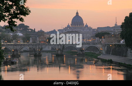 Vista al tramonto del Vaticano con la Basilica di San Pietro e Sant'Angelo il ponte di Roma Italia Foto Stock