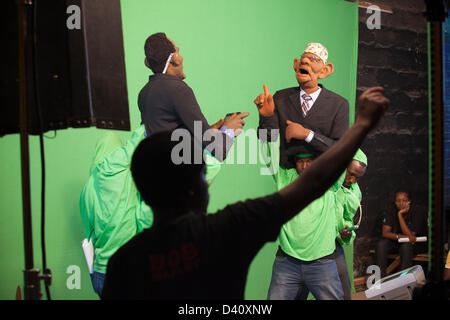 Nairobi, in Kenya. 26 feb 2013. Dietro le quinte del Kenya di satira politica "XYZ Show' burattinai film il 2013 elezione speciale contro una schermata verde. (Il fantoccio a sinistra chiamata 'Keff Joinange' è una parodia del giornalista keniota e news anchorman Jeff Koinange e intervistando 'Isaac Hassan' della International i risultati elettorali Commissione (IEBC)). Foto Stock