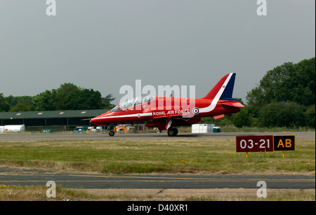 Una freccia rossa BAE Hawk trainer terre, dopo la loro visualizzazione di acrobazia aerea a Biggin Hill Air Show 2010. Foto Stock