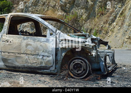 Abbandonato bruciato auto relitto del veicolo Foto Stock