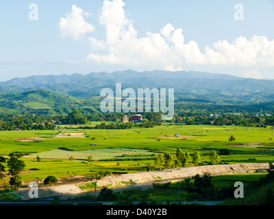 Risaie e vista montagne nei dintorni di Mae Suay serbatoio, Chiang Rai, Thailandia Foto Stock