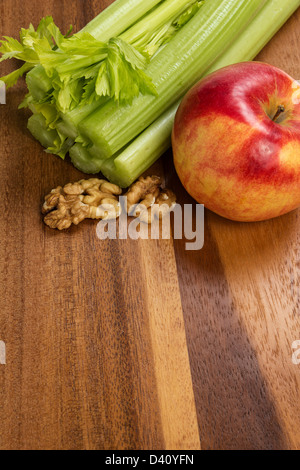 Ingredienti per Insalata Waldorf, sul tavolo di legno Foto Stock