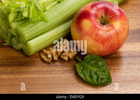 Ingredienti per Insalata Waldorf, sul tavolo di legno Foto Stock