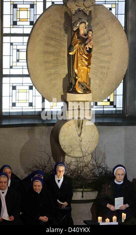 Le monache attendere l'inizio della santa Messa di ringraziamento per il Santo Padre Benedetto XVI a santa Edvige la cattedrale di Berlino, Germania, 28 febbraio 2013. Foto: KAY NIETFELD Foto Stock