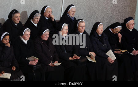 Le monache attendere l'inizio della santa Messa di ringraziamento per il Santo Padre Benedetto XVI a santa Edvige la cattedrale di Berlino, Germania, 28 febbraio 2013. Foto: KAY NIETFELD Foto Stock