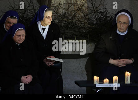 Le monache attendere l'inizio della santa Messa di ringraziamento per il Santo Padre Benedetto XVI a santa Edvige la cattedrale di Berlino, Germania, 28 febbraio 2013. Foto: KAY NIETFELD Foto Stock